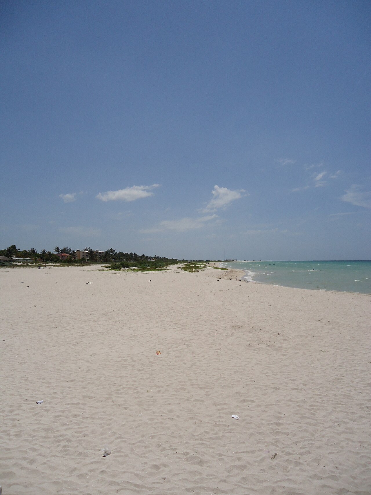 Playa tranquila de Sisal Yucatán ideal para familias con niños
